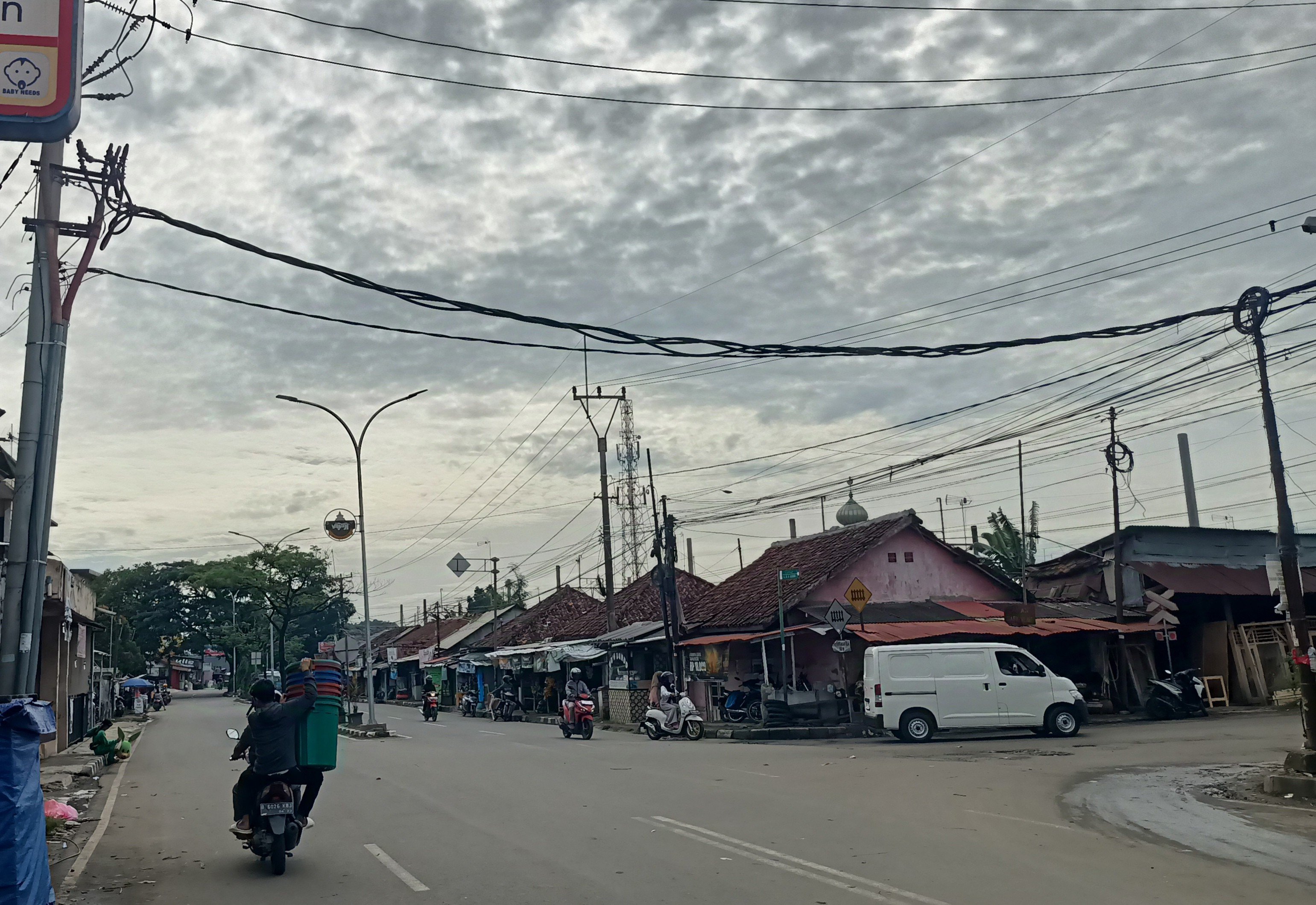 Siswi MAN di Lebak Terkapar Kena Sabet Kabel Menjuntai saat Tunggu Angkot