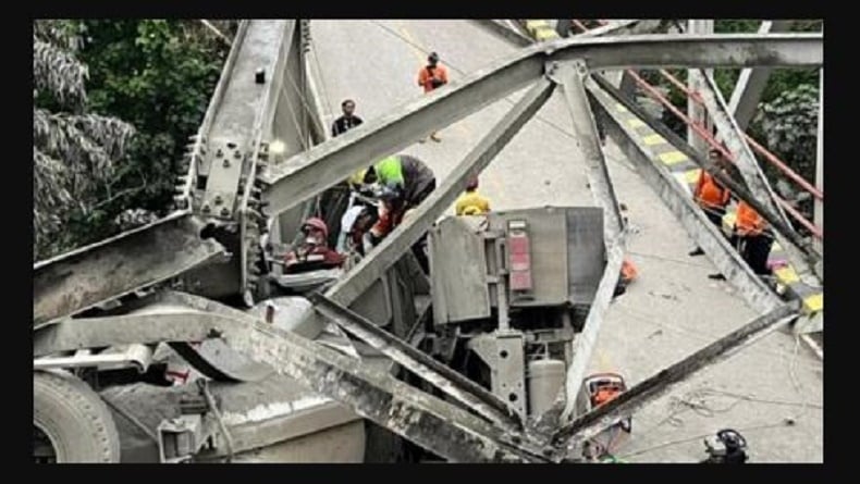 Jembatan Busui di Paser Ambruk Ditabrak Truk, Akses Kaltim-Kalsel Putus