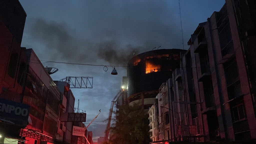 Kebakaran di Glodok Plaza, Api Masih Belum Padam hingga Pagi Ini