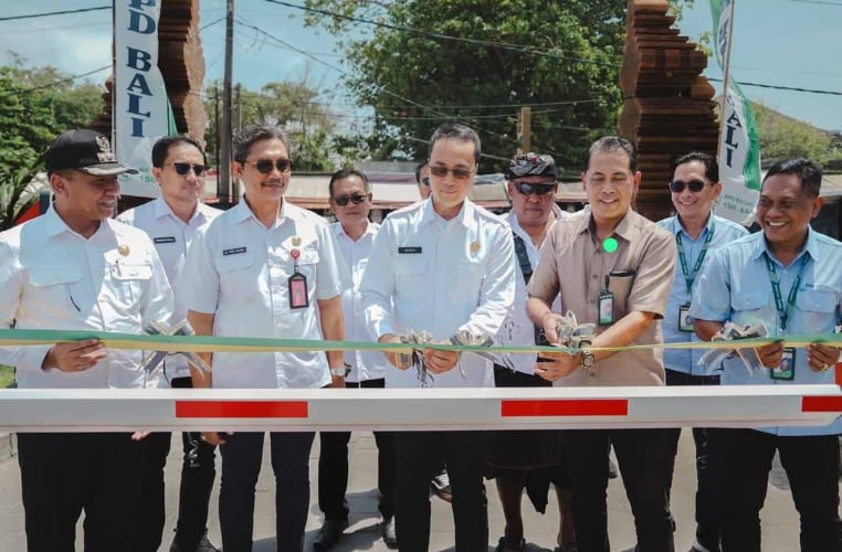 Pj Sekda Resmikan Operasional Sistem Parkir Nontunai di Pantai Kuta