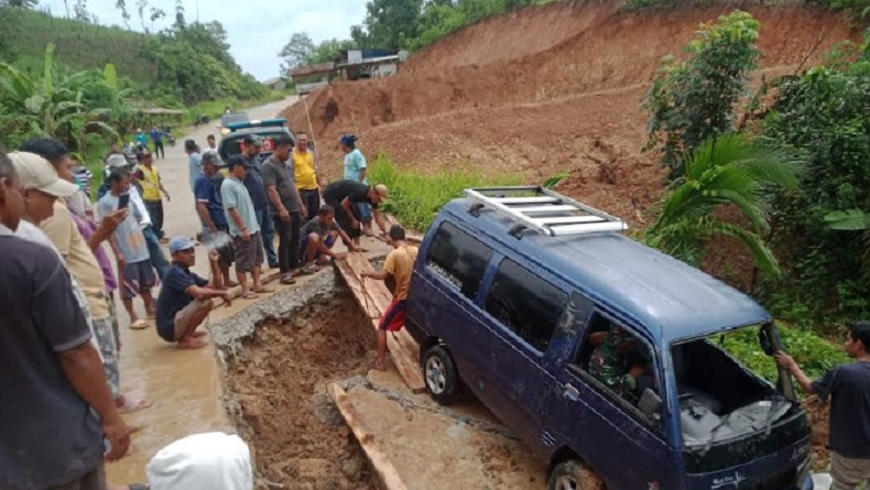 Jalan Raya Bojongmanik-Cirinten Lebak Ambles, Mobil Suzuki Carry Terjebak Posisi Terguling