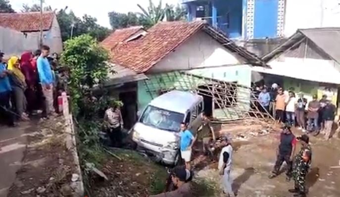 Mobil Gran Max Milik Ponpes di Bogor Terjun ke Rumah Warga, 1 Lansia Tewas