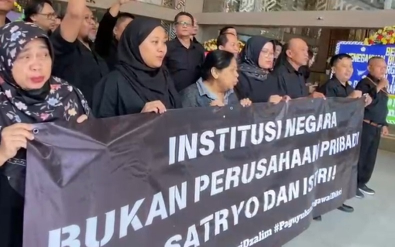 Pegawai Kemendikti Demo, Bawa Spanduk Institusi Negara Bukan Perusahaan Pribadi