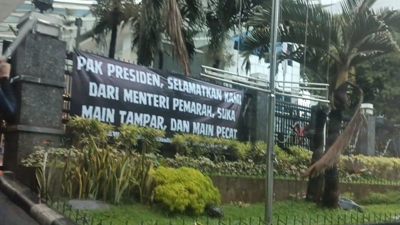 Heboh Spanduk Protes di Kemendiktisaintek, Singgung Menteri Pemarah dan Main Pecat