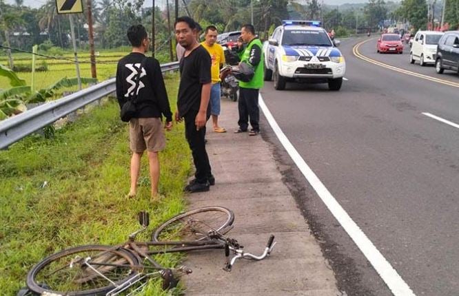 Sopir Diduga Mengantuk, Innova Tabrak Pesepeda di Tugu Pensil Kulonprogo