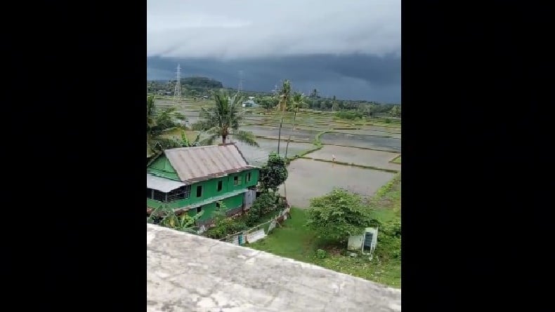 Viral Kemunculan Awan Mirip Gelombang Tsunami di Langit Maros, Warga Mengaku Waswas