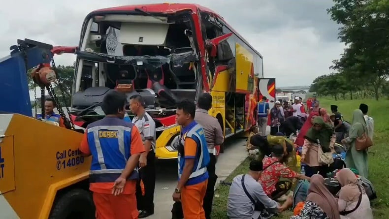 Kecelakaan di Tol Solo-Ngawi, Bus Rombongan Ziarah Wali Tabrak Truk Boks