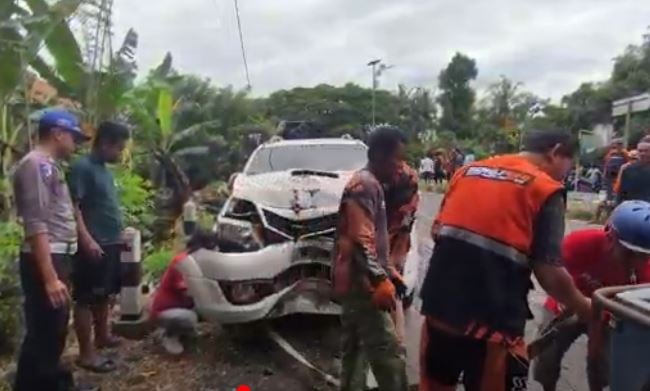 Braak! Fortuner Ringsek Ditabrak Truk di Kulonprogo, Sopir Luka-Luka