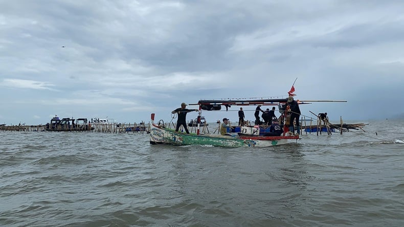 Semangat Nelayan Ikut Bongkar Pagar Laut Tangerang: Habisin, Sikat!