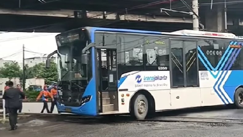 Viral Bus Transjakarta Nyangkut di Rel Dekat Stasiun Grogol, Aksi Sopir Tuai Pujian