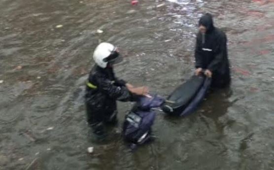 Banjir Rendam Sejumlah Ruas Jalan di Bandung, Lalin Arah Tol Pasteur Dialihkan