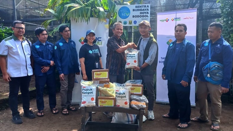 MNC Peduli dan MNC Land Beri Bantuan Pupuk untuk Budi Daya Tanaman Hoya di Sukabumi