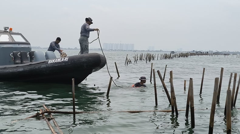 450 Personel Gabungan kembali Dikerahkan Bongkar Pagar Laut Tangerang