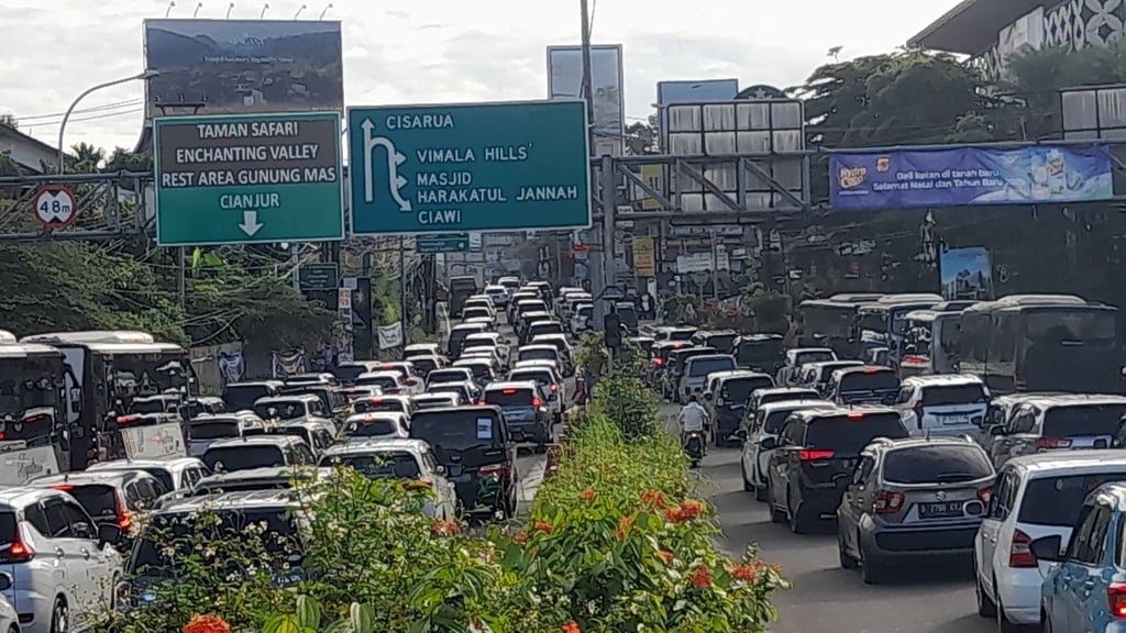 15.900 Kendaraan Melintas di Jalur Puncak Bogor Siang Hari Ini