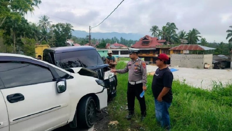 Kecelakaan 2 Mobil Tabrakan di Jalan Solok-Padang, Bayi 10 Bulan Tewas