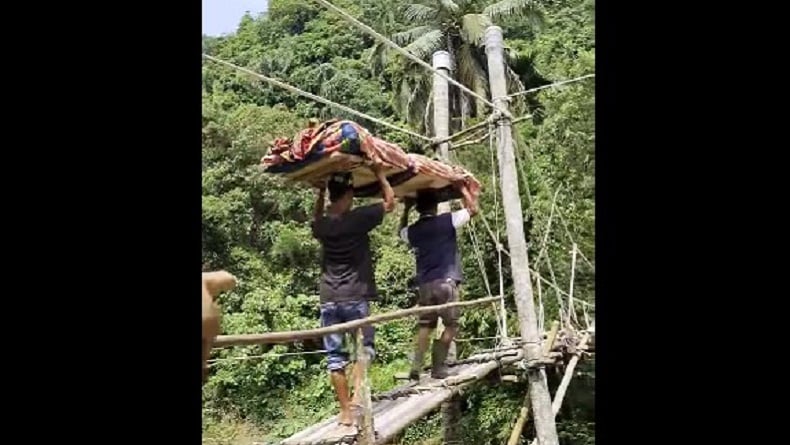 Viral Warga Gotong Mayat Lewati Jembatan Bambu yang Rapuh di Pesisir Selatan