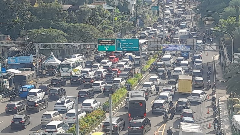 Jalur Puncak Diserbu 12.000 Lebih Kendaraan Pagi Ini, Polisi Terapkan One Way