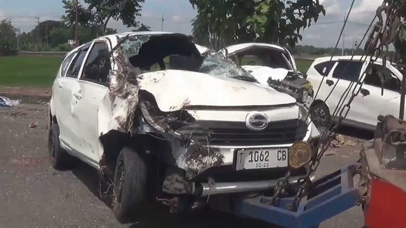 Kecelakaan Minibus Tabrak Bus di Tol Ngawi-Solo, 2 Orang Tewas 6 Luka-Luka