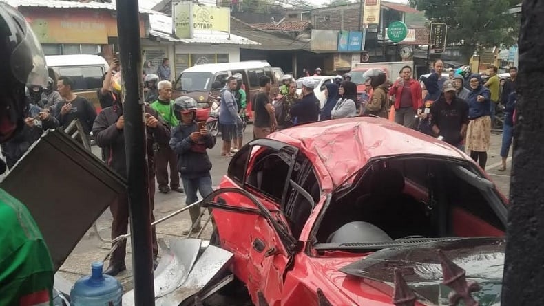 Kecelakaan di Sumedang, Mobil Tabrak Sejumlah Kendaraan dan Pejalan Kaki 1 Orang Tewas