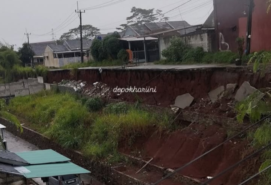 Hujan Deras, Turap dan Jalan Perumahan di Bedahan Sawangan Longsor