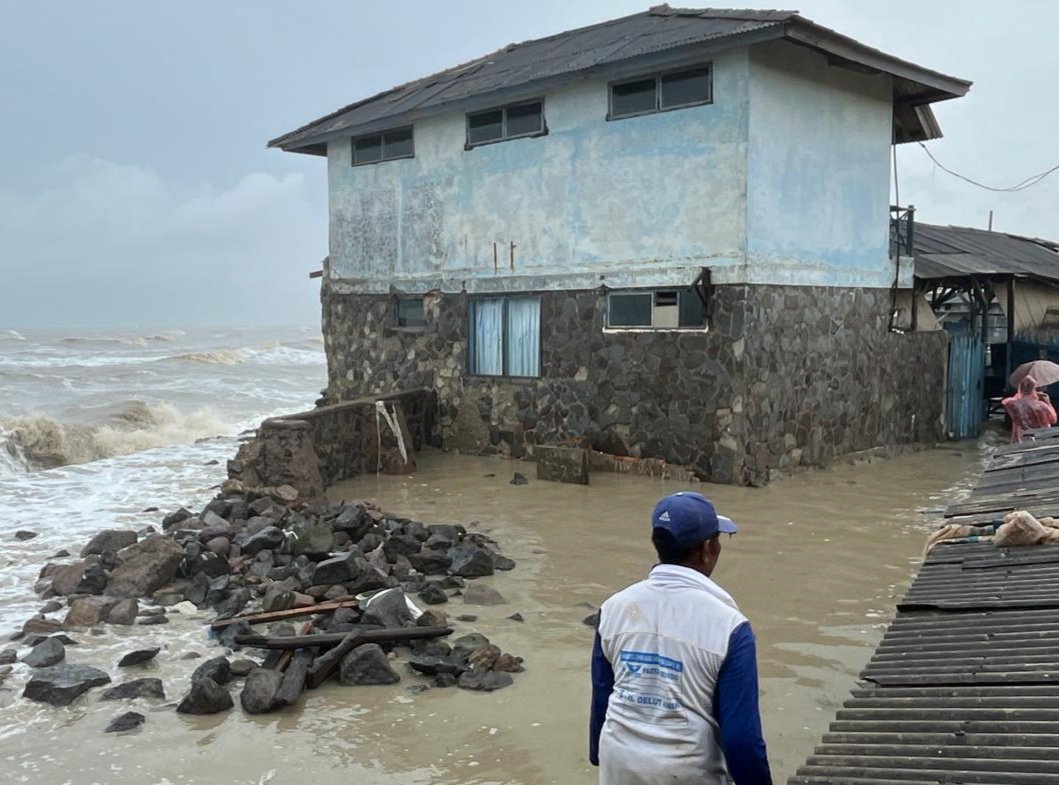 Banjir Rob Rendam Ratusan Rumah di Eretan Indramayu, 7 di Antaranya Rusak