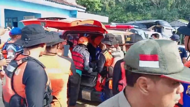 Jenazah Korban Outing Class SMP 7 Mojokerto di Pantai Drini Diberangkatkan ke Rumah Duka