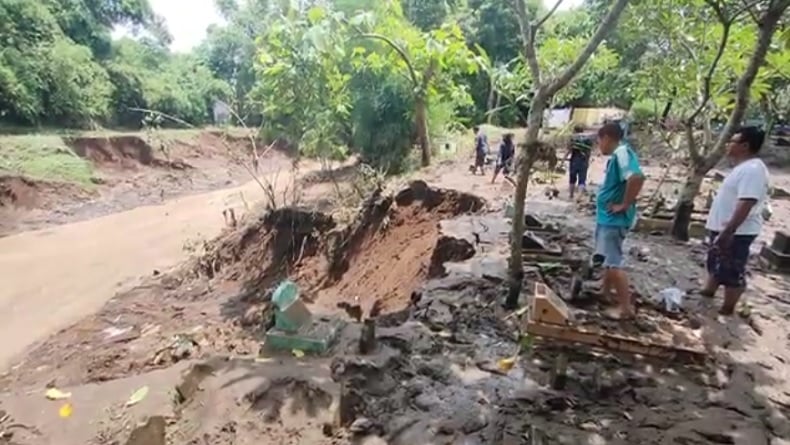 Belasan Makam dan Jenazah di Madiun Hilang Tergerus Banjir