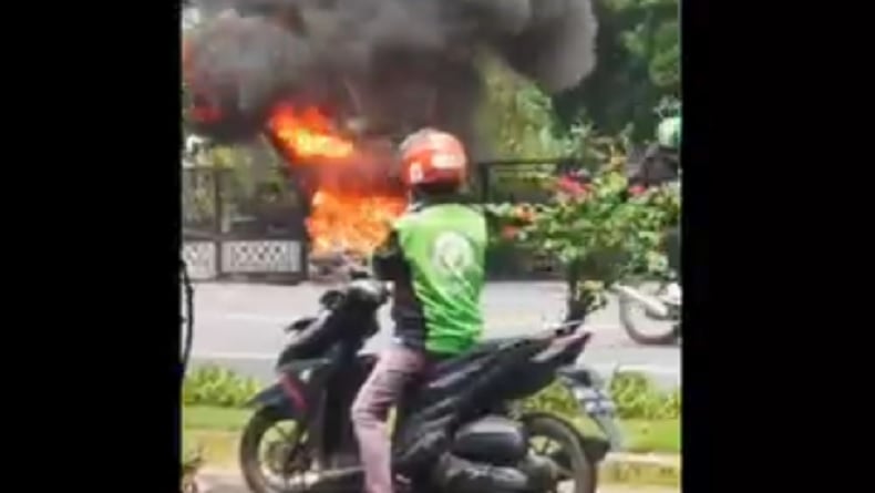 Heboh, Motor Ojol Hangus Terbakar di Jalan Raden Saleh