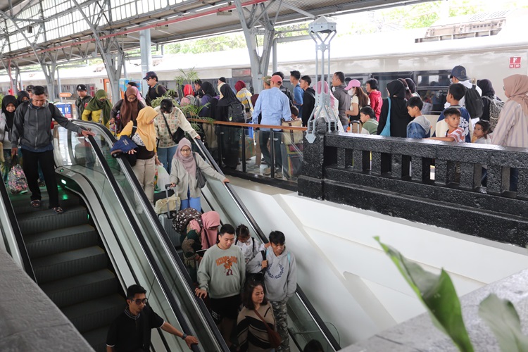 37.579 Penumpang Kereta Tiba di Jakarta pada Puncak Arus Balik Libur Panjang