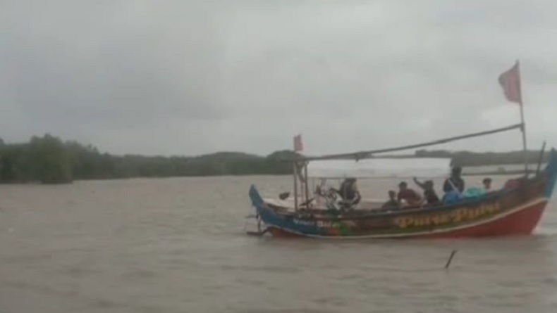 2 Perahu Nelayan di Karawang Karam Dihantam Ombak, 1 Orang Tewas 1 Hilang