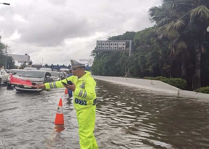 Tol Sedyatmo Arah Bandara Soetta Banjir, Lalu Lintas Macet