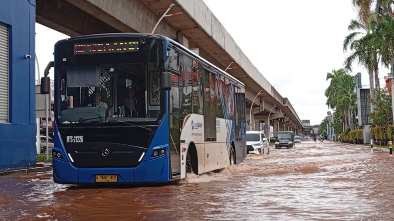 Boulevard Kelapa Gading Banjir, Transjakarta Rute LRT Pegangsaan-JIS Tetap Beroperasi