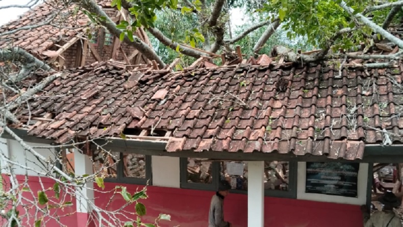 Pohon Besar Tumbang Timpa SD di Cianjur, 6 Siswa Dilarikan ke Puskesmas