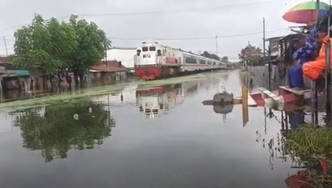 Banjir Rendam Ratusan Rumah hingga Rel Kawasan Stasiun KA Pekalongan