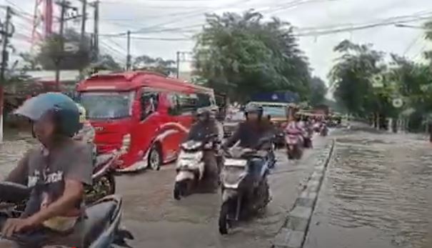 Jalur Pantura Kendal Terendam Banjir usai Diguyur Hujan Deras, Lalin Tersendat 