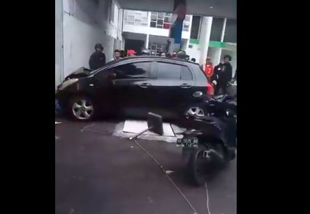 Salah Injak Pedal Gas, Yaris Tabrak 4 Mobil-2 Motor di SPBU Gejayan Sleman