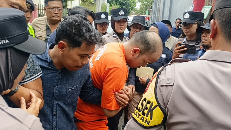 Rekonstruksi Anak Majikan Bunuh Satpam di Bogor, Pelaku Disoraki Warga