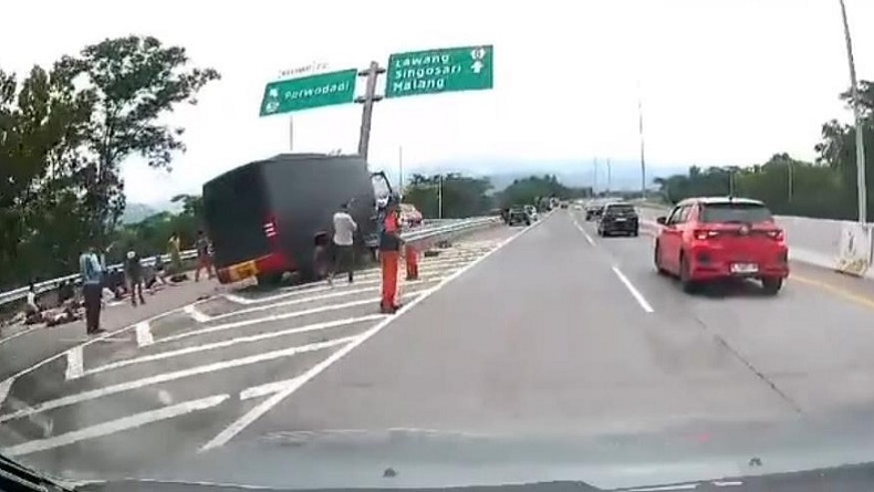 Bus Brimob Polda Jatim Kecelakaan di Tol Pandaan-Malang, Tabrak Pembatas Jalan