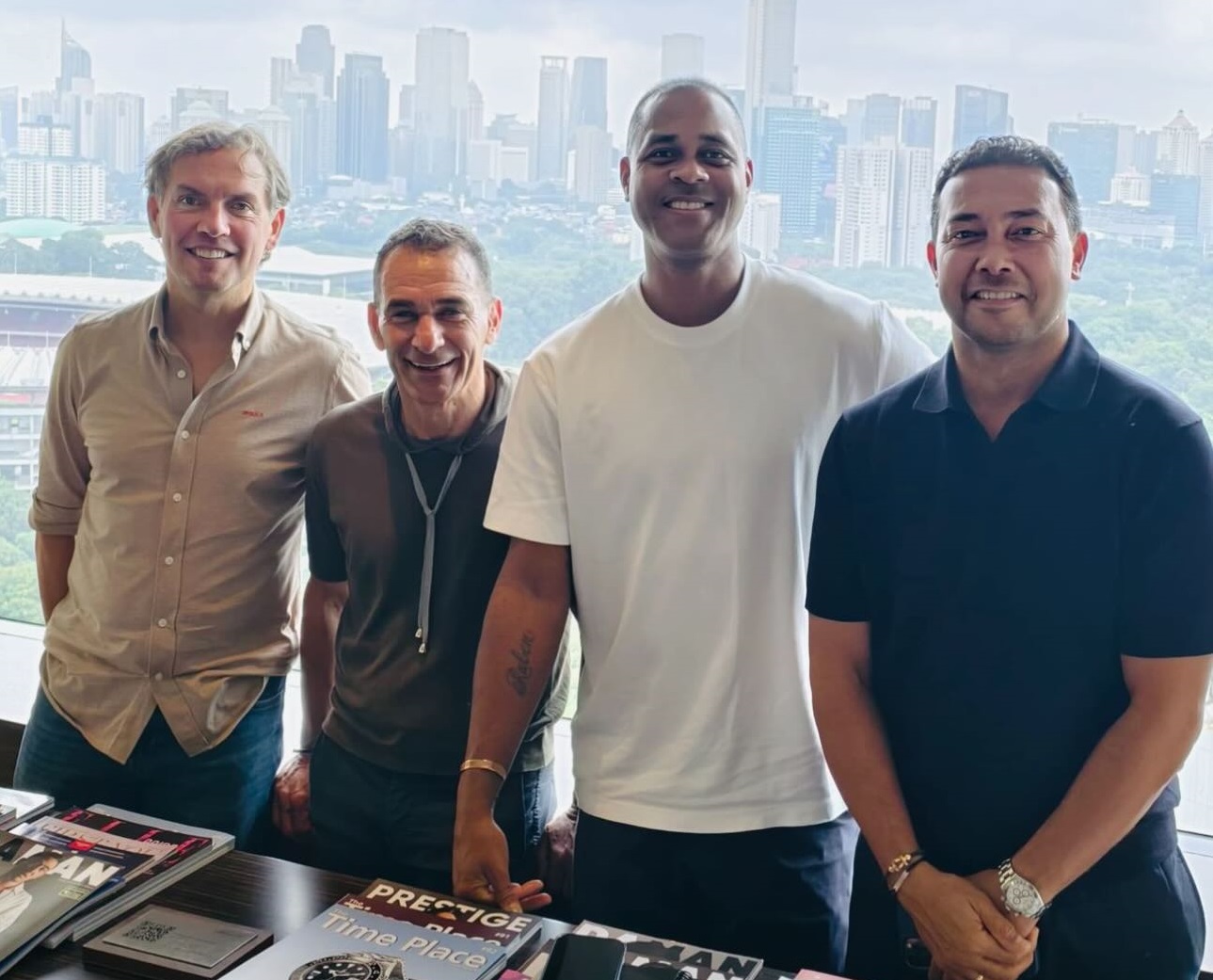Alex Pastoor dan Denny Landzaat Tiba di Indonesia, Patrick Kluivert Kapan Menyusul?