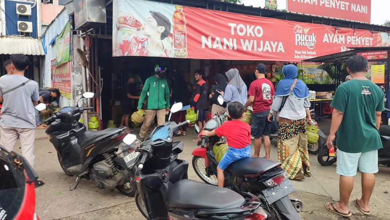 Emak-Emak Antre Beli Gas Elpiji 3 Kg, Bahlil Janji Perbaiki Penyaluran