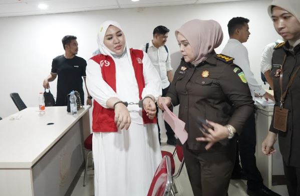 3 Bos Skincare Berbahaya di Makassar Ditahan, Mira Hayati Pasrah Tangan Diborgol