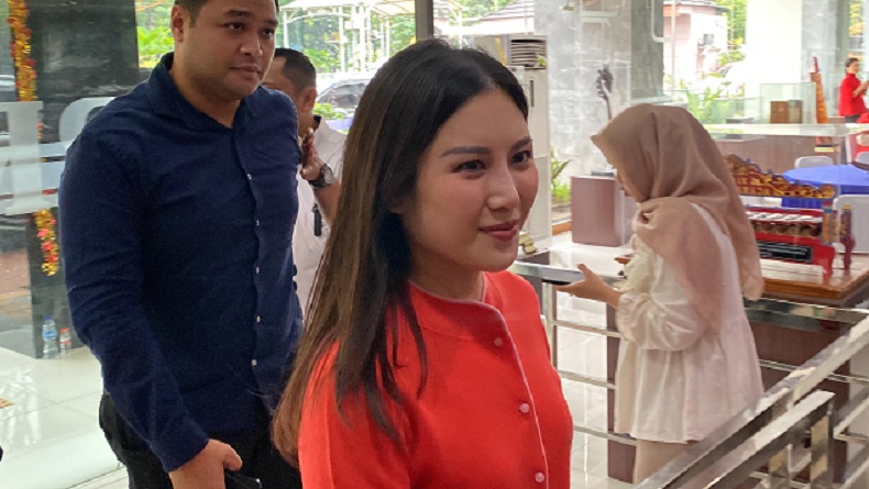 Angela Tanoesoedibjo Tampil Anggun Hadiri Perayaan Imlek 2025