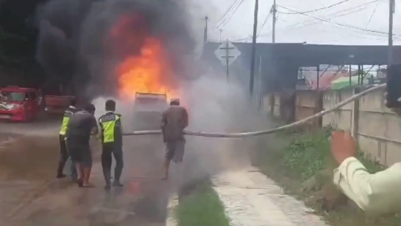 Mobil Pikap Terbakar Hebat di Palembang, Warga Panik