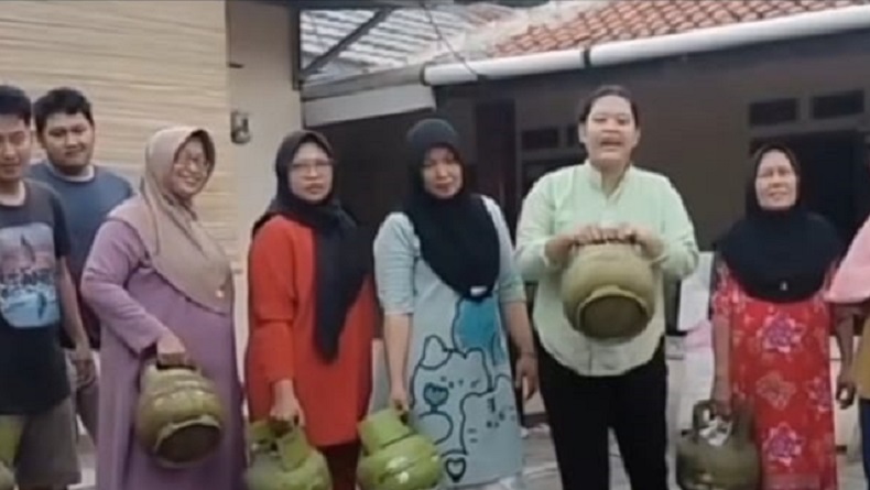 Viral Emak-emak Kesal Mau Masak Susah, Buang Tabung Gas Elpiji 3 Kg