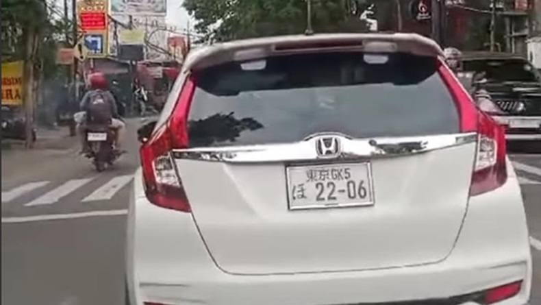 Viral Video Mobil Diduga Pakai Pelat Nomor China Mengaspal di Jalanan Kota Malang