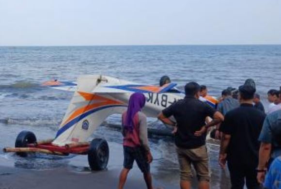 Pesawat Latih API Jatuh di Pantai Gumuk Kantong Banyuwangi, Begini Kondisi 2 Kru