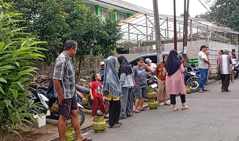 Elpiji 3 Kg Langka, Warga Rela Antre Berjam-jam Tunggu Pangkalan Gas Buka