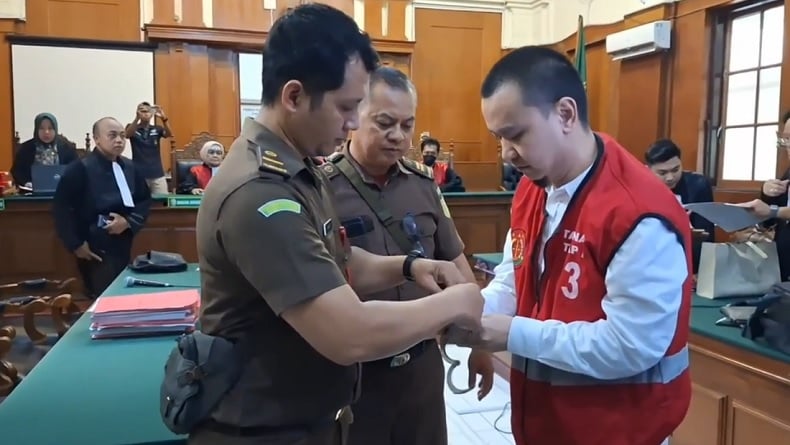 Pengusaha Surabaya Ivan Jalani Sidang Perdana Perkara Paksa Siswa Sujud dan Menggonggong