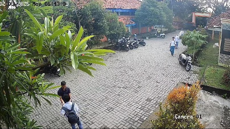 Terekam CCTV! Siswa SMK di Sampang Jadi Korban Gendam di Sekolah, Motor Raib