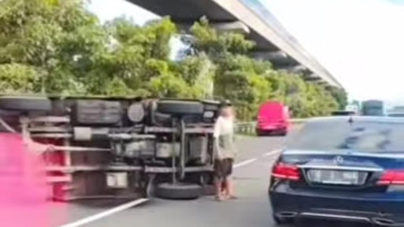 Lagi, Truk Bermuatan Galon Kecelakaan di Tol Jagorawi